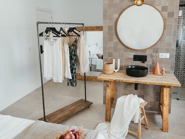 1 bedroom, desk, internet, bed sheets