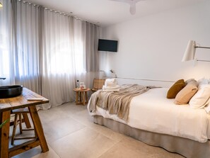 1 bedroom, desk, internet, bed sheets