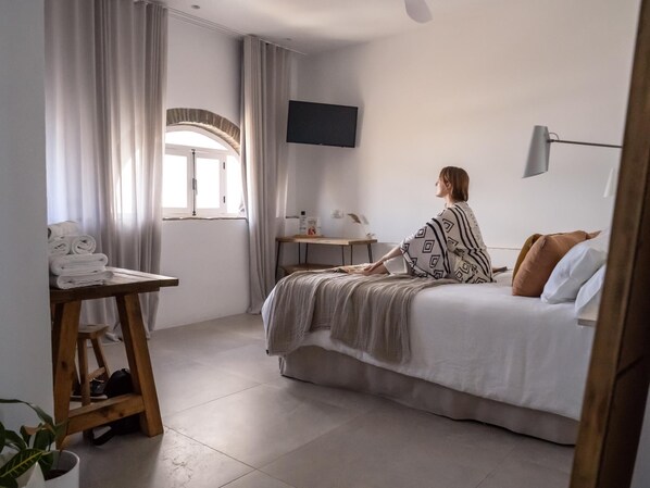 1 bedroom, desk, internet, bed sheets