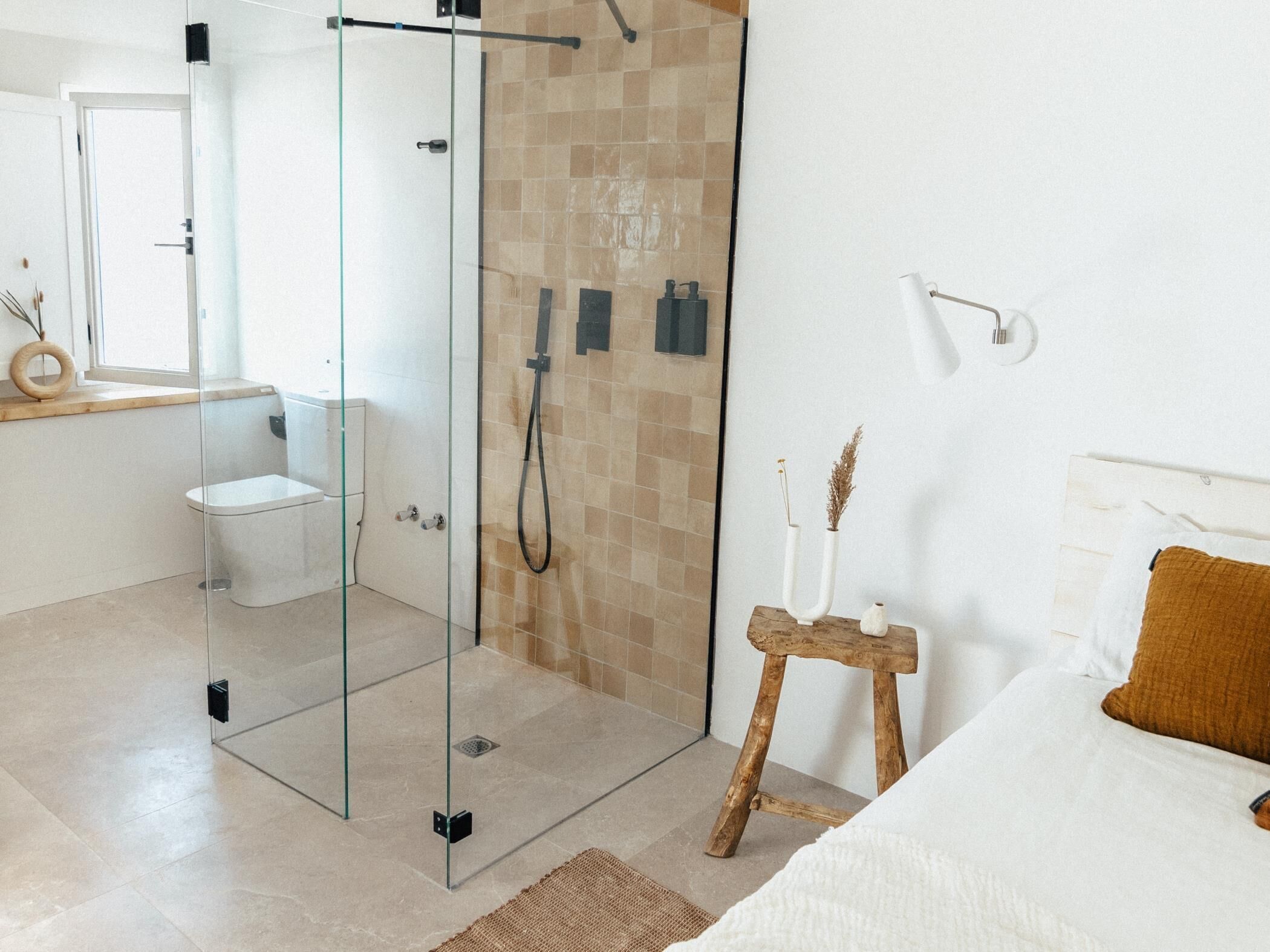 Douche, sèche-cheveux, serviettes fournies