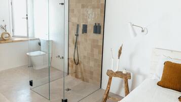 Douche, sĂšche-cheveux, serviettes fournies