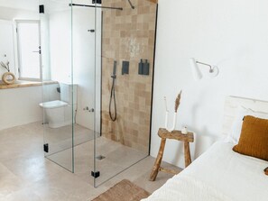 Ducha, secador de pelo y toallas