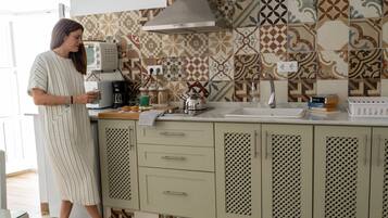 Fridge, microwave, oven, coffee/tea maker