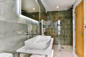 Shower, towels - Heron's Nest -  a beautiful house in Ripple sleeping two guests (Ripple)