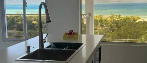 Kjøleskap, mikrobølgeovn, kokeplater og kaffetrakter/tekoker