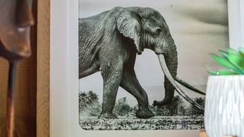 Fotografía en blanco y negro enmarcada de un elefante sobre una superficie de madera.