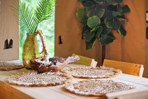 Tienda Confort, vistas a la colina | Servicio de comidas en la habitación