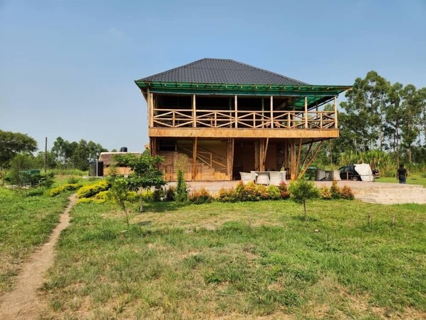 Vista frontal de la propiedad