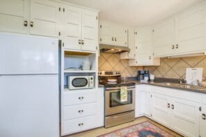 Fridge, microwave, stovetop, dishwasher