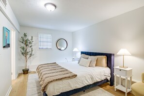 4 bedrooms, iron/ironing board, internet, bed sheets