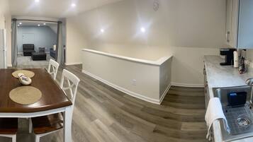 Réfrigérateur, micro-ondes, plaque de cuisson, cafetiÚre/bouilloire