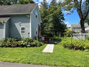 Property grounds - Tranquil Retreat - Comfort and Convenience. (Delmar)