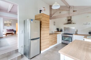 Een koelkast, een microgolfoven, een oven, een vaatwasser