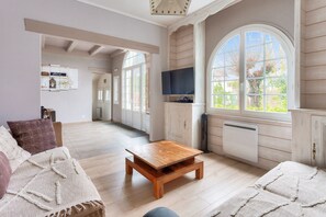 Télévision, cheminée