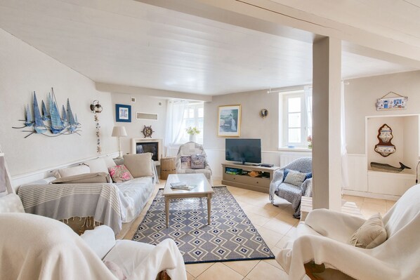 TV, fireplace - House for 6 - la Flotte - Hoomy (La Flotte)