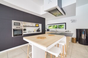 Frigorifero, microonde, forno, piano cottura