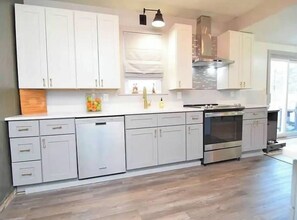 Jääkaappi, mikroaaltouuni, uuni, liesi