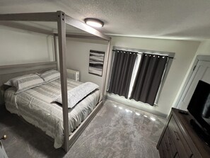 3 bedrooms, desk, iron/ironing board, free WiFi
