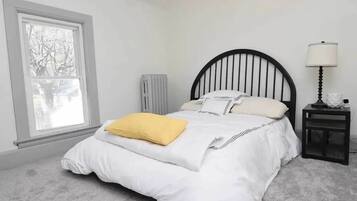 3 bedrooms, desk, iron/ironing board, free WiFi