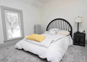 3 quartos, escrivaninha, ferros/tábuas de passar roupa