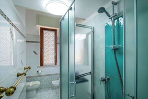 Douche, sèche-cheveux, serviettes fournies, savon