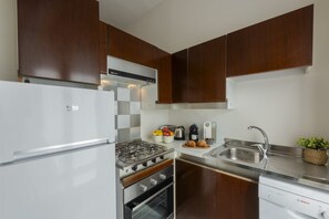 Frigorifero, forno, piano cottura, lavastoviglie