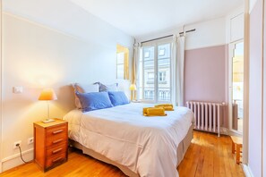 3 chambres, bureau, fer et planche à repasser, lit parapluie