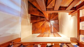A spiral staircase with wooden beams and a white floor. - Vue Exceptionnelle Sans vis à vis sur la Colline Montmartre, Calme et Spacieux (Paris)