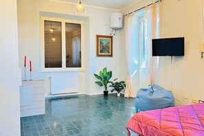 3 bedrooms, iron/ironing board, free WiFi, bed sheets - 8 beds and 2 baths (Anzio)