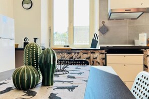 Fridge, microwave, stovetop, cookware/dishes/utensils - 8 beds and 2 baths (Anzio)