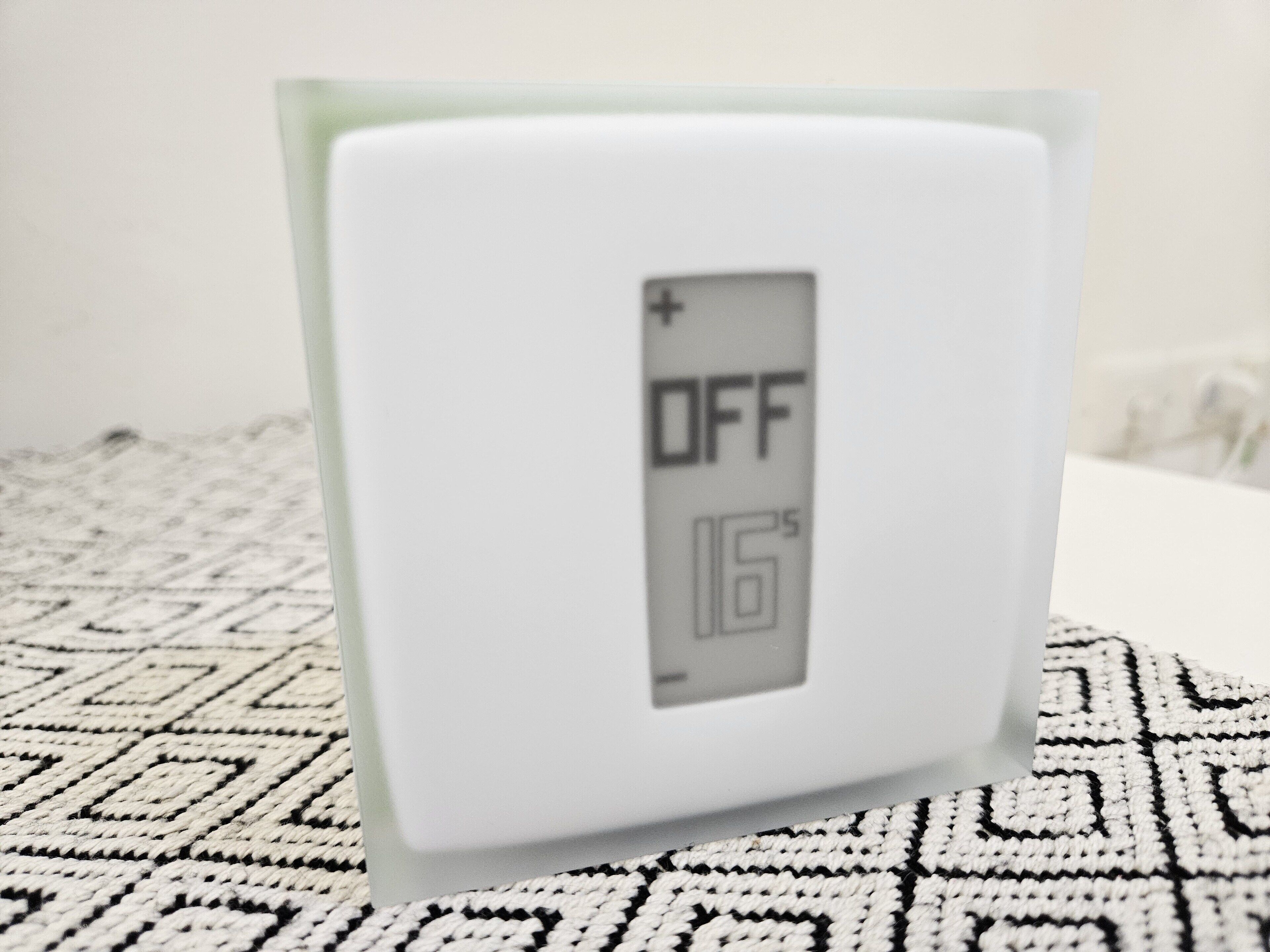 Un thermostat doté d’un écran numérique indique que la température est réglée sur 16 degrés Celsius et que l’appareil est éteint.