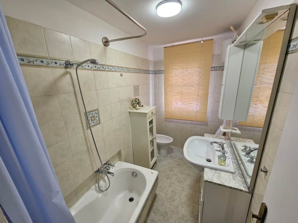 Une salle de bain avec une baignoire, un lavabo et des toilettes.