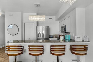 Kylskåp, mikrovågsugn, ugn och spishäll