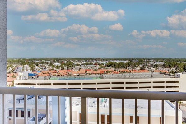 Vista desde un balcón sobre una zona residencial, cielo despejado con algunas nubes.