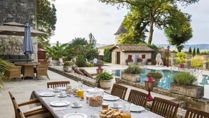 Outdoor dining - Chambre Double (Saint-Eutrope-de-Born)