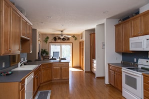 Coffee/tea maker, fridge, microwave, oven - Hidden gem, secluded yet close to everything. Perfect multi-family retreat. (Egg Harbor)