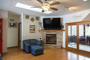 Smart TV, fireplace, books - Hidden gem, secluded yet close to everything. Perfect multi-family retreat. (Egg Harbor)