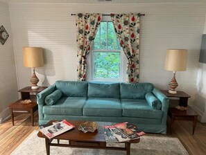 Smart-TV, peis, bøker og stereoanlegg