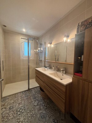 Dusj, hårføner og håndklær