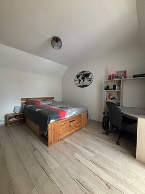 3 bedrooms, desk, iron/ironing board, free WiFi