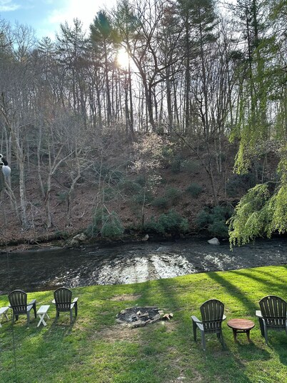 Cozy creek side cabin.  Pet Friendly.   Single Story, with ramp at entry