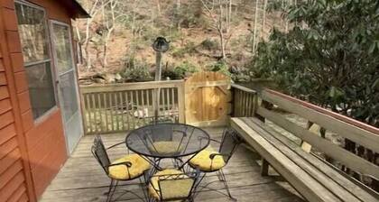 Cozy creek side cabin. Pet Friendly. Single Story, with ramp at entry