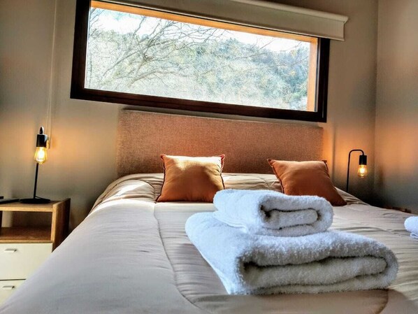 2 bedrooms, travel crib, free WiFi, bed sheets