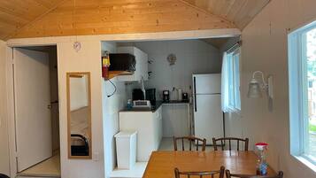 Micro-ondes, four, plaque de cuisson, cafetiĂšre/bouilloire