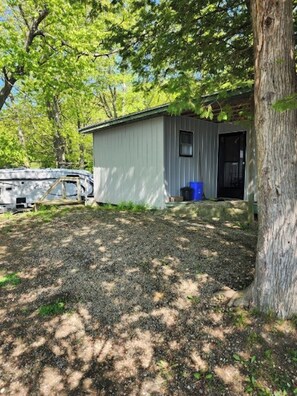 Exterior - Discover Melody Lodge, Ontario's Best-Kept Secret Where Tranquil Nature, Adventure, and Comfort Await. (Seeley's Bay)