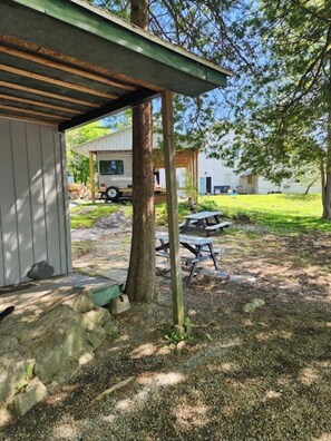 Outdoor dining - Discover Melody Lodge, Ontario's Best-Kept Secret Where Tranquil Nature, Adventure, and Comfort Await. (Seeley's Bay)