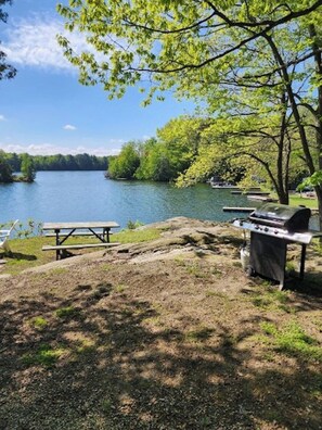 Outdoor dining - Discover Melody Lodge, Ontario's Best-Kept Secret Where Tranquil Nature, Adventure, and Comfort Await. (Seeley's Bay)