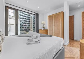 3 bedrooms, iron/ironing board, free WiFi, bed sheets - Super King Penthouse Minutes from Arndale Centre - Pass the Keys (Salford)