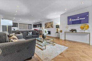 Smart TV - Super King Penthouse Minutes from Arndale Centre - Pass the Keys (Salford)