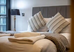 2 bedrooms, iron/ironing board, free WiFi, bed sheets - Luxury New Build Apartment 5 Mins From City Centre - Pass the Keys (Salford)